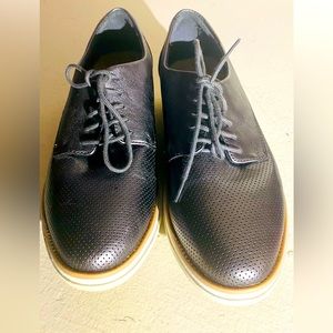 Clarks silver casual shoes - women’s size 9